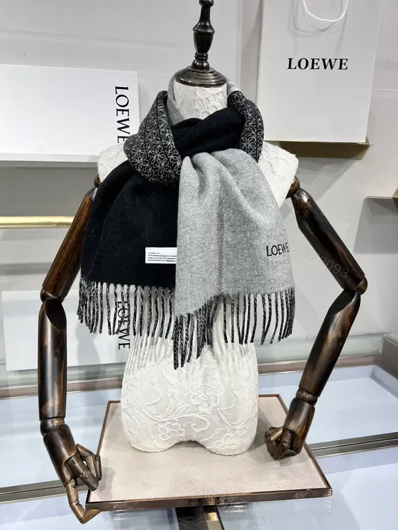 View 1 of Two-Tone LOEWE-Style Wool Scarf: Luxury Warmth & Fringed Edge