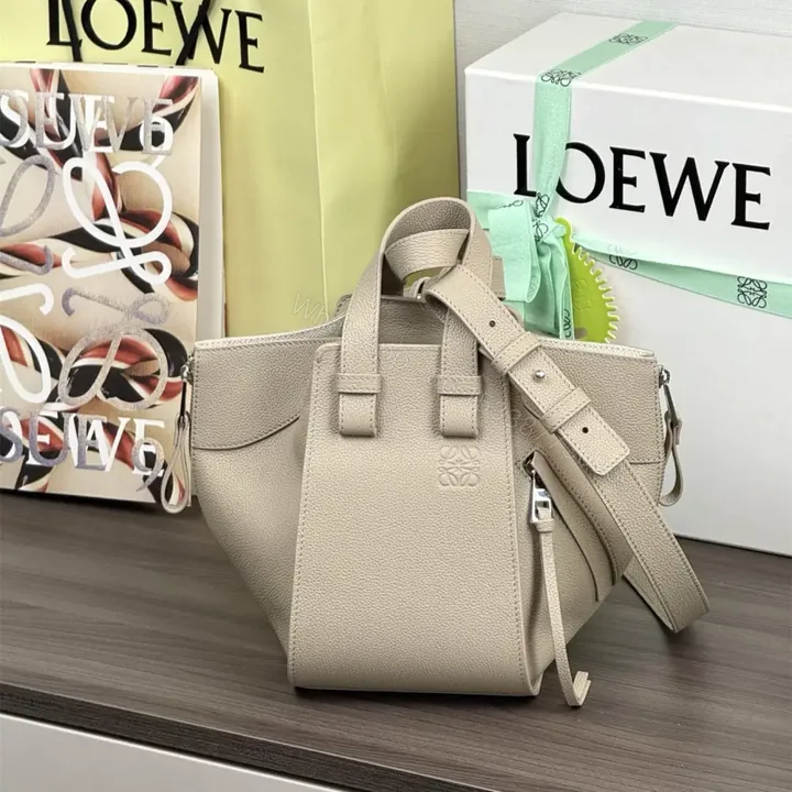 View 1 of 高仿Loewe*Hammock系列5541粒面小牛皮吊床手袋陶土色小號免檢版