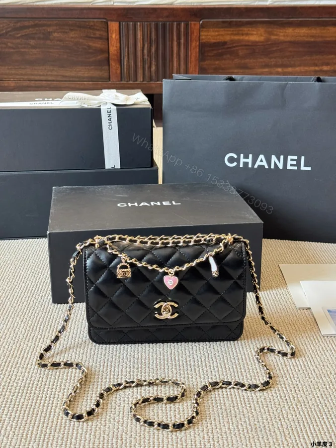 View 1 of Chanel 高仿黑色小羊皮掛飾鏈條迷你單肩包