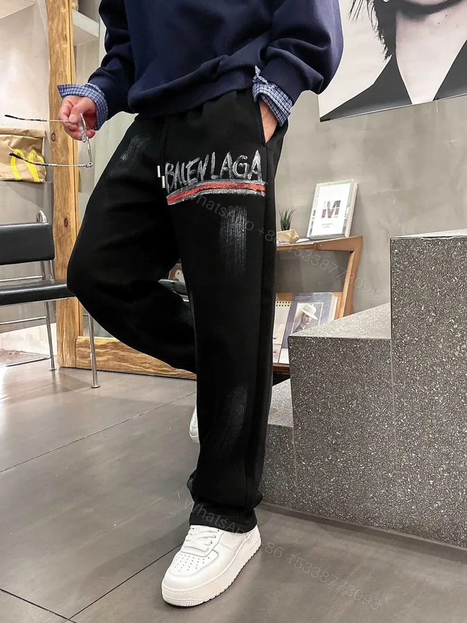 View 1 of Balenciaga 高仿運動褲 黑色塗鴉大Logo款 潮人必收長褲