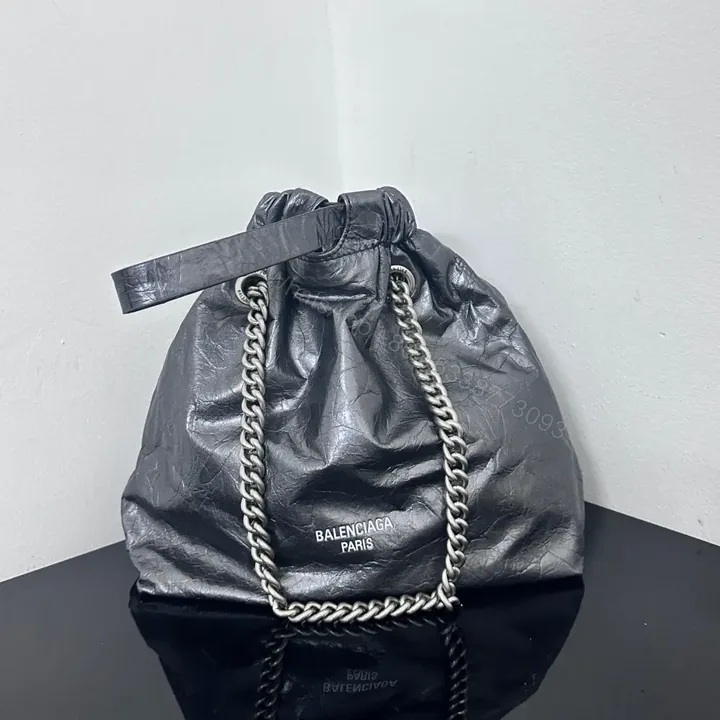 View 1 of 高仿Balenciaga2023Crushtote褶皺牛皮購物袋小號