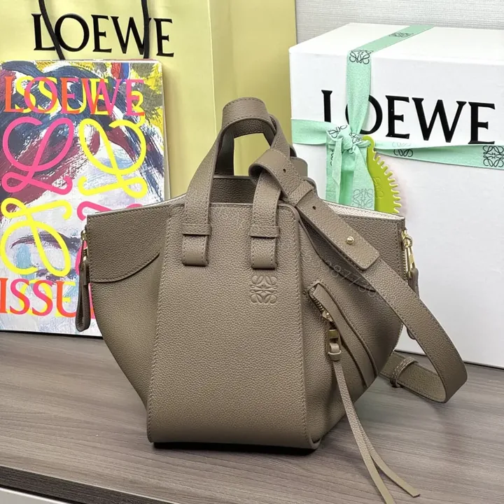 View 1 of 高仿Loewe*Hammock系列3170粒面小牛皮吊床手袋灰褐色小號免檢版
