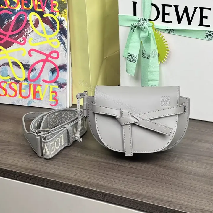 View 1 of 高仿Loewe*Gate系列1150小牛皮斜挎包珠光灰Mini免檢版