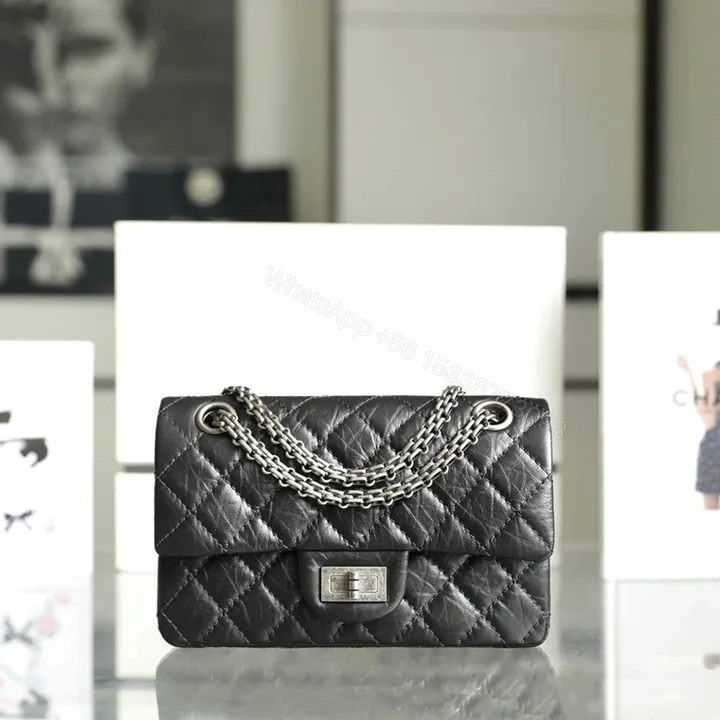 View 1 of 香港復刻Chanel2.55系列口蓋包復古銀Mini免檢版