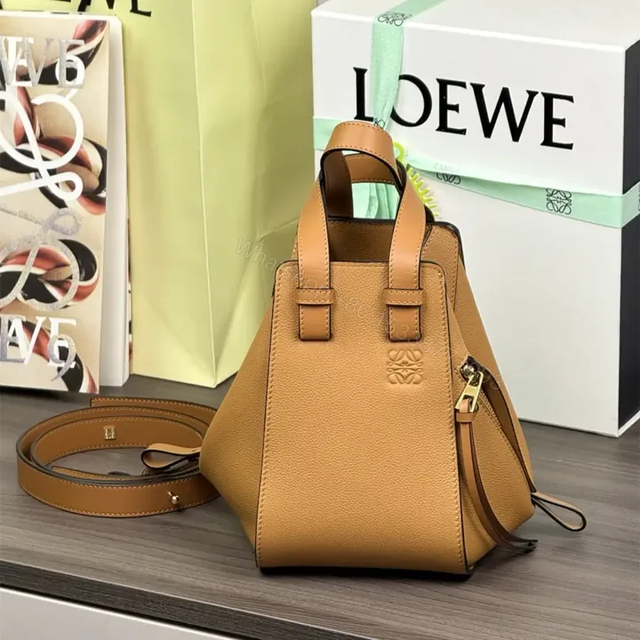 View 1 of 高仿Loewe*Hammock系列5542粒面小牛皮吊床手袋焦糖色小號免檢版