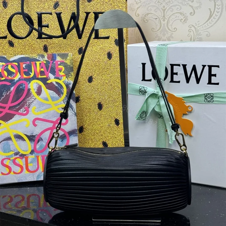 View 1 of 高仿Loewe*1100小羊皮斜跨單肩包黑色免檢版