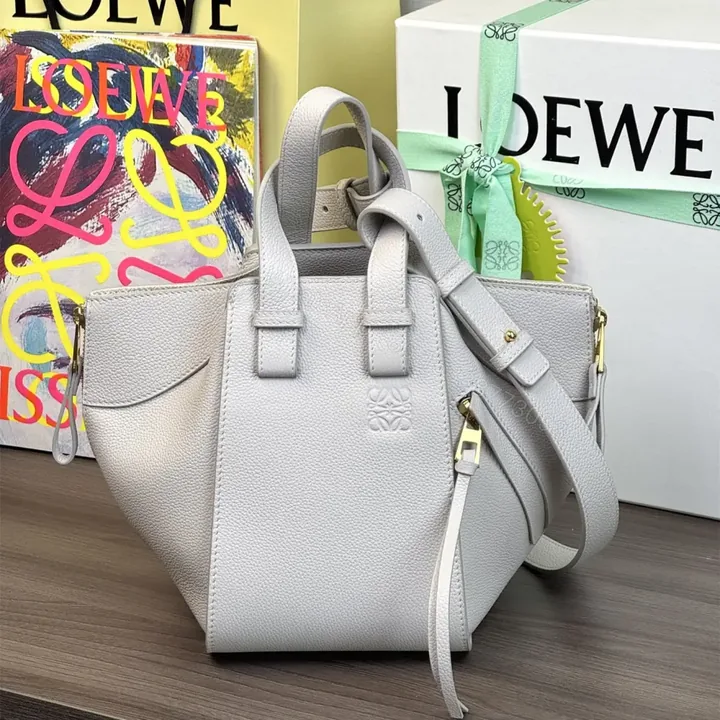 View 1 of 高仿Loewe*Hammock系列1769粒面小牛皮吊床手袋灰白色小號免檢版