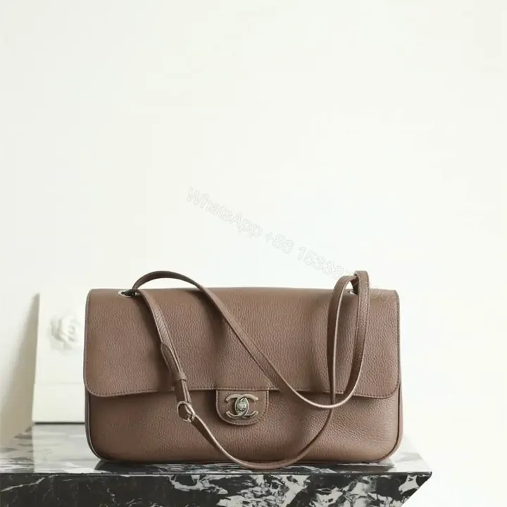 View 1 of 高仿Chanel*26S系列AS6231粒面小牛皮翻蓋包淺棕色大號免檢版