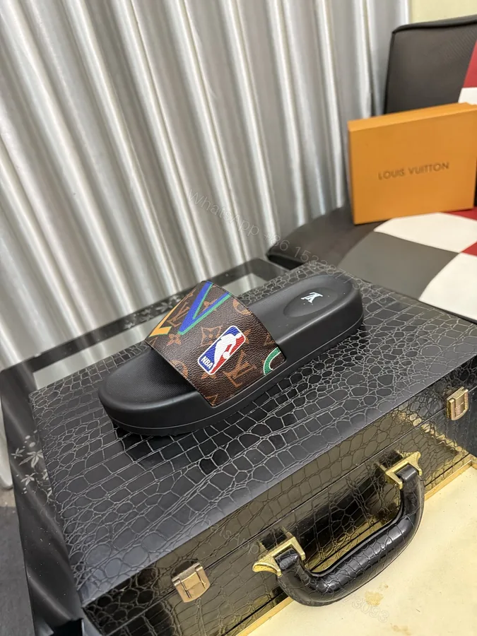 View 1 of LV A貨拖鞋 男士老花印花搭配彩色LV字母 防滑舒適休閒拖鞋