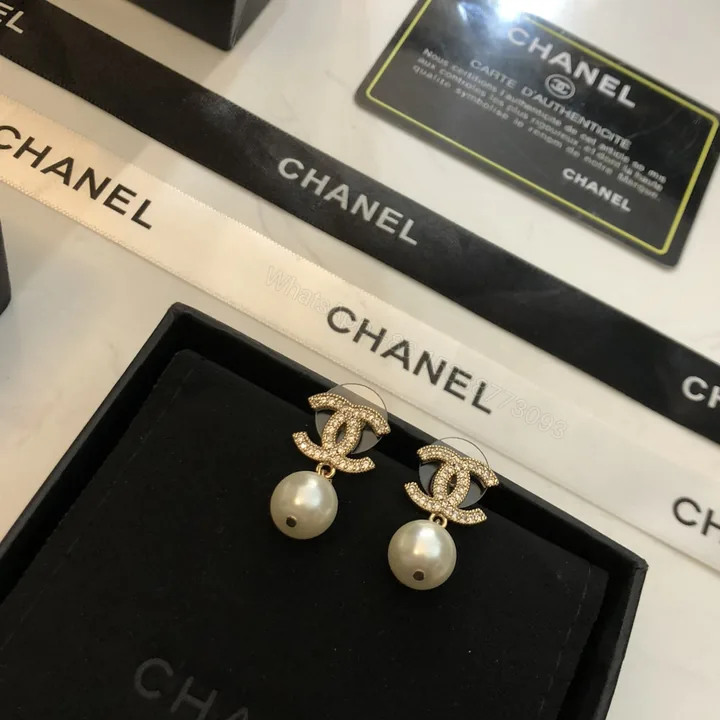 View 1 of Chanel 高仿金色雙C珍珠耳環 優雅復古設計感飾品