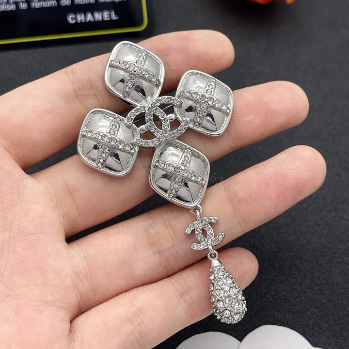 View 1 of Chanel 方格水鑽胸針 高仿 銀色垂墜氣質款 精品百搭配件