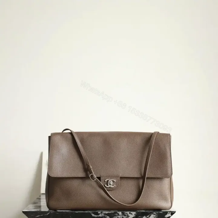 View 1 of 高仿Chanel*26S系列AS6233粒面小牛皮翻蓋包淺棕色超大號免檢版