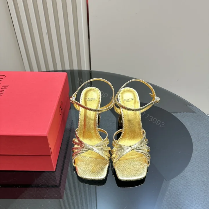 View 1 of 高仿Valentino*6W2S0LK水鑽高踭鞋金色9CM免檢版
