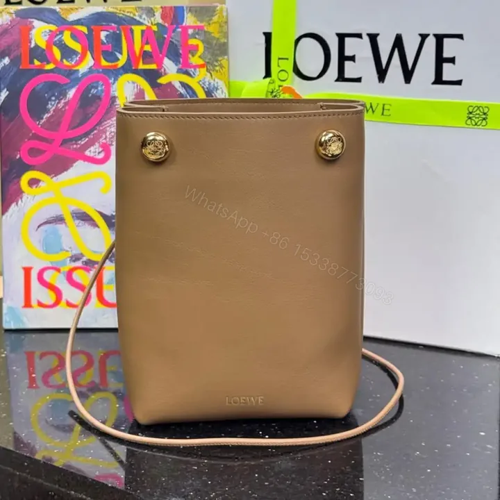 View 1 of 高仿Loewe*Pebble系列3980小牛皮斜跨包橡木色免檢版