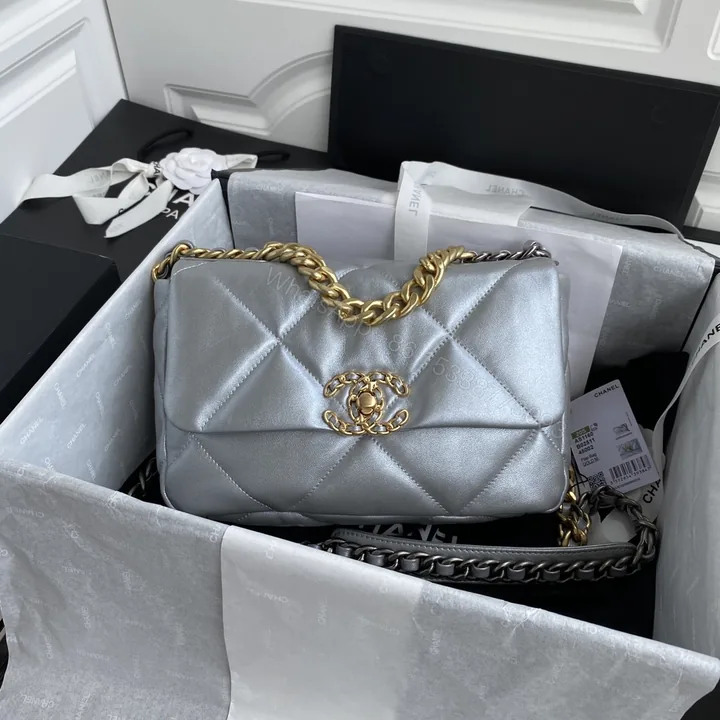 View 1 of CHANEL 一比一 19 系列銀灰羊皮菱格鏈條包 典雅氣質款