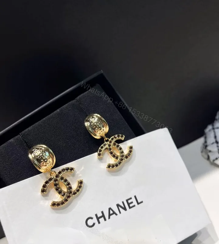 View 1 of Chanel 高仿黑鑽金屬雙C耳環 經典圓環造型沉穩時尚款