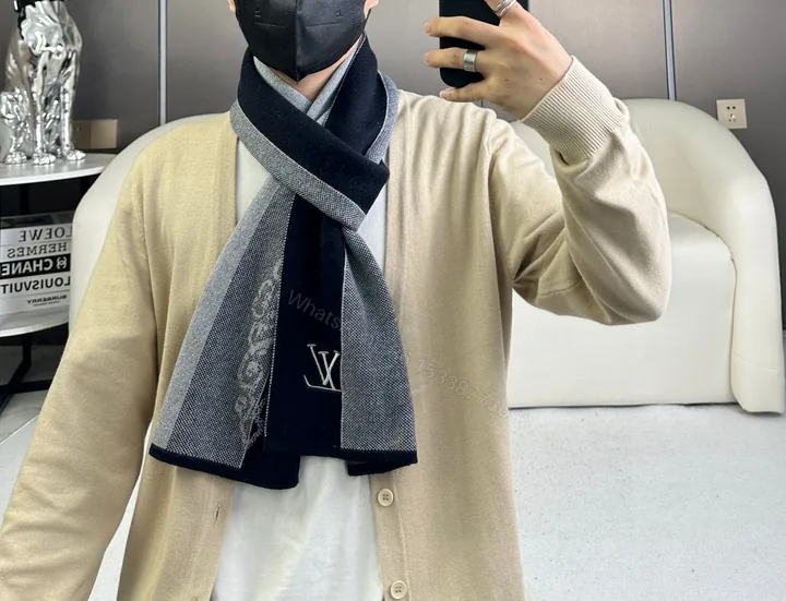 View 1 of LV 一比一深灰拼色Logo羊毛圍巾秋冬百搭氣質款型男必備