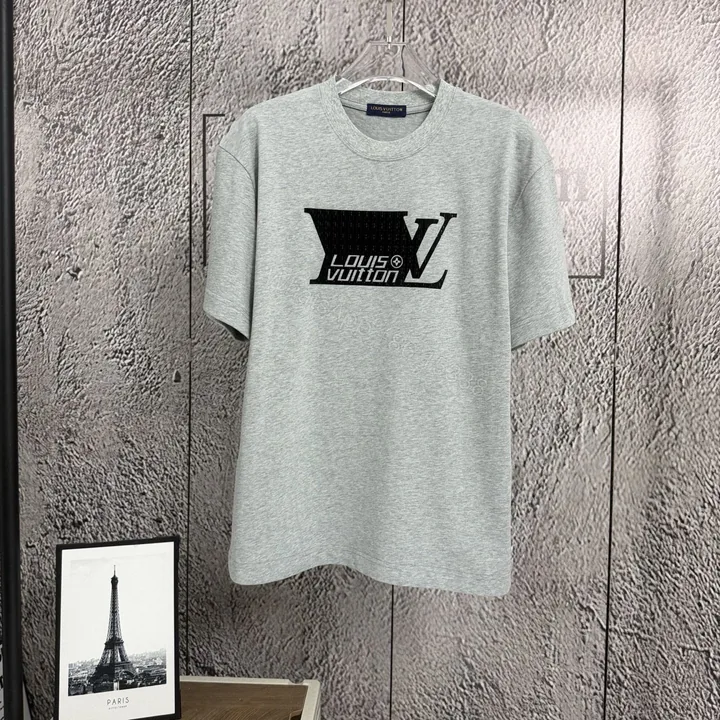 View 1 of LV 一比一 男款 拼接字母Logo短袖T恤 潮流簡約百搭款