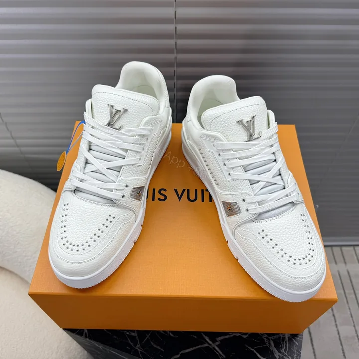 View 1 of LV 一比一白色低筒運動鞋 簡約百搭舒適款
