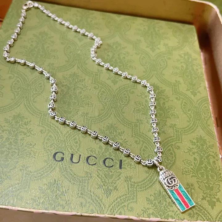View 1 of Gucci高仿男士條紋圖騰吊墜銀鍊項鍊 經典配色展現品牌風格