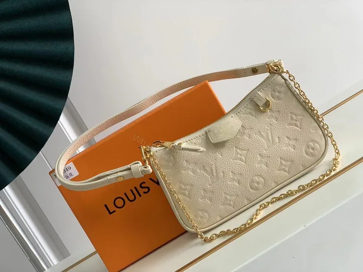 View 1 of LV 一比一 Multi Pochette Accessoires 白色壓花腋下包