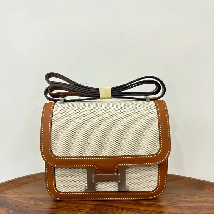 View 1 of Hermes A貨 女款 Constance 皮拼接 银扣斜背包 奢華氣質款