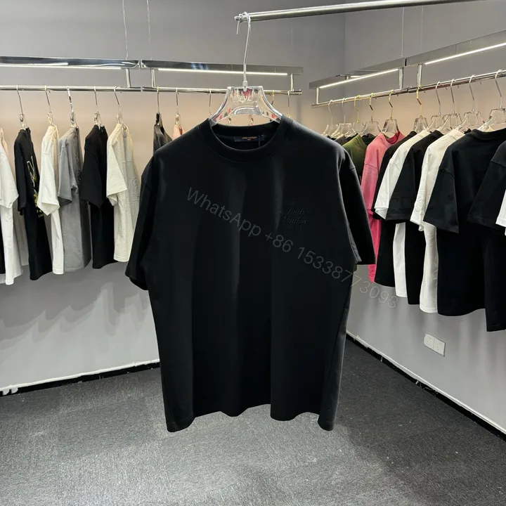 View 1 of LV 原單全黑浮刻 Logo 短袖|低調奢華純黑精品 T 恤