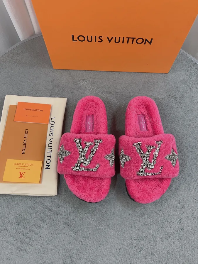 View 1 of LV 高仿毛絨拖鞋 桃紅水鑽刺繡款