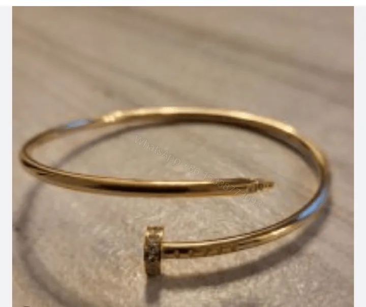 View 1 of Comment porter le bracelet cartier Juste un clou & Comment réparer le bracelet de juc Cartier si je l'ai trouvé plié ou incliné ?