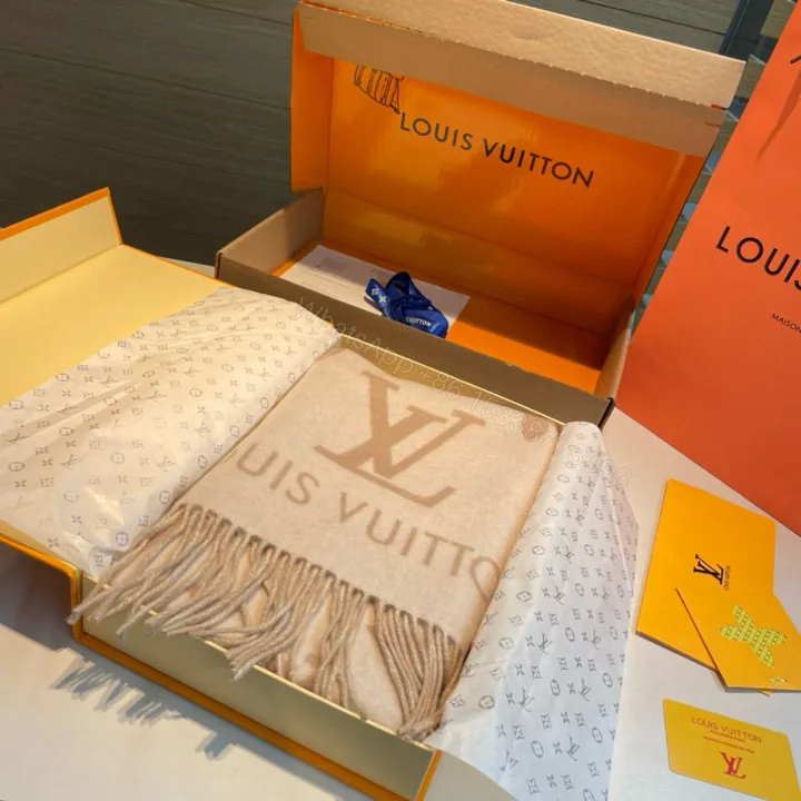 View 1 of LV 原單圍巾 米色大LOGO流蘇 百搭高質感款