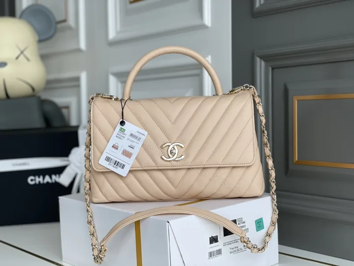 View 1 of CHANEL 高仿 Coco Handle 手提包 大號 米杏色 菱格紋翻蓋鏈條包