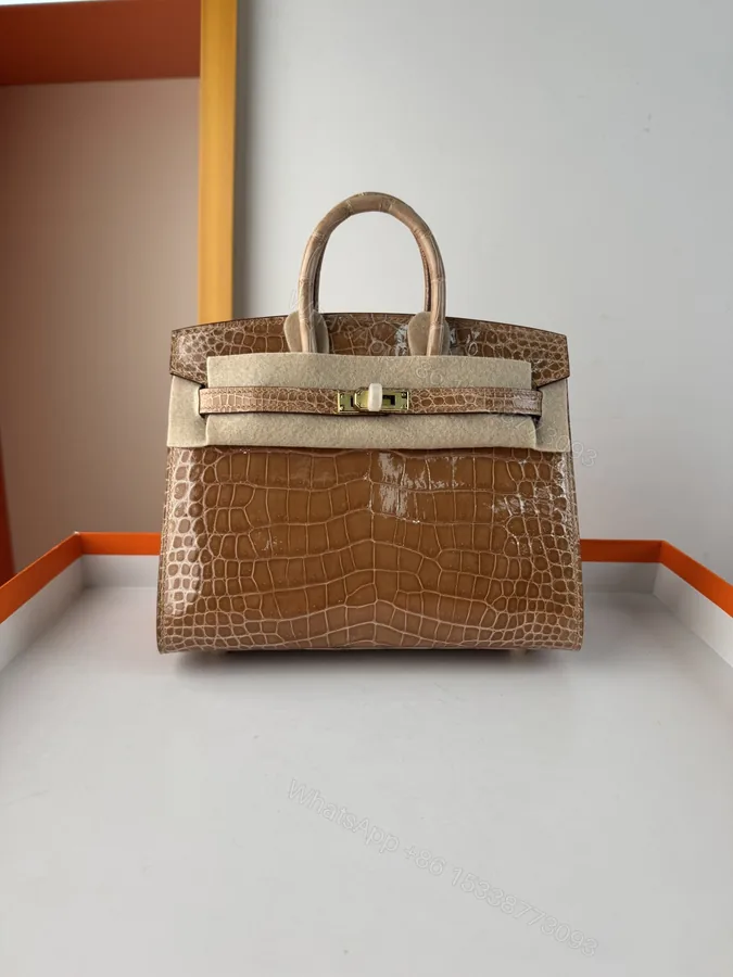 View 1 of Hermes 高仿 女款 Birkin 焦糖棕鱷魚紋手提包 復古優雅風