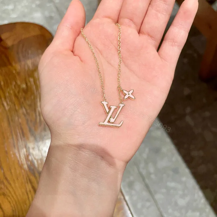 View 1 of LV 一比一金色白邊Logo項鍊 優雅淡雅花飾細節款