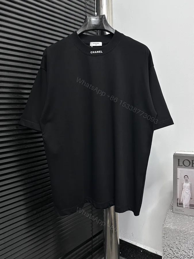 View 1 of Chanel 高仿男款黑色素面T恤 領口品牌字樣刺繡百搭通勤款