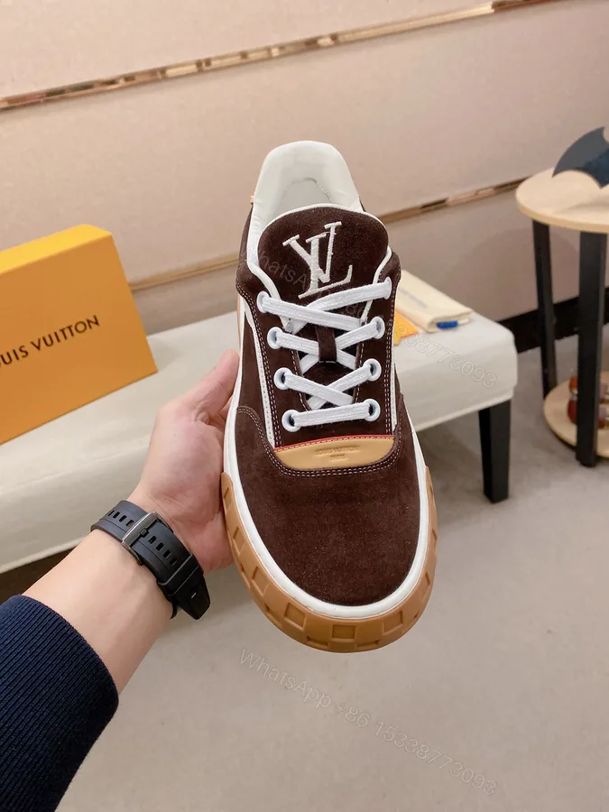 View 1 of LV 一比一 男款麂皮休閒鞋 深棕色經典款 舒適耐走百搭
