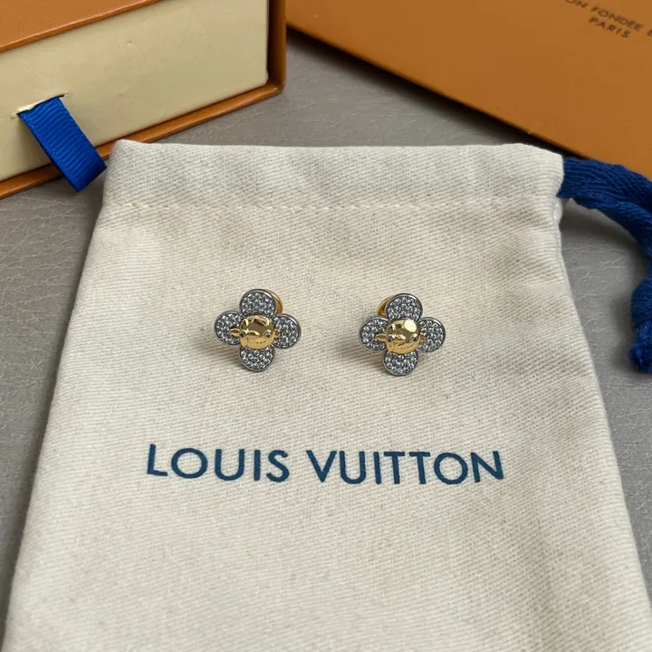 View 1 of LV一比一Monogram花形耳釘典雅百搭小巧飾品