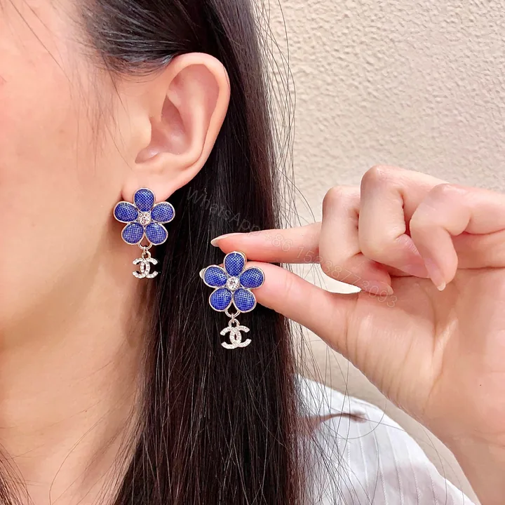 View 1 of Chanel 高仿藍花雙C耳環 水鑽吊飾花瓣耳釘造型飾品