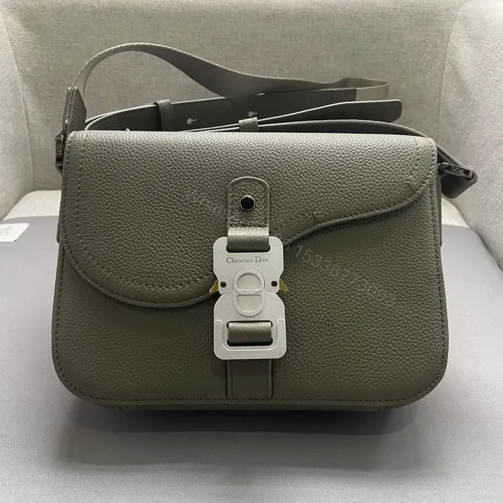 View 1 of 高仿Dior*Saddle系列1ADH672粒面牛皮翻蓋包牛油果免檢版