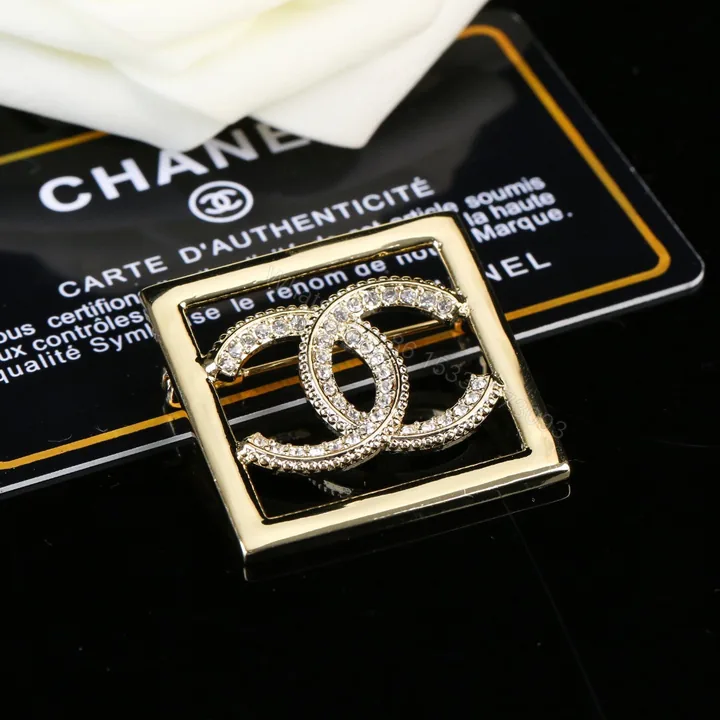 View 1 of Chanel 高仿方框雙C胸針 金屬框線晶鑽細節女款配件