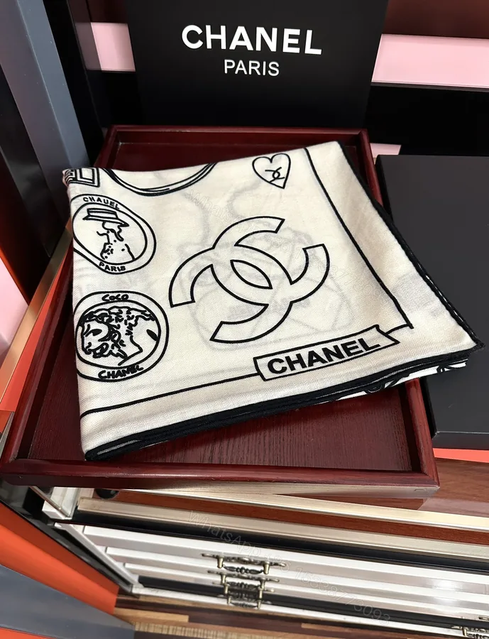 View 1 of Chanel高仿絲巾奶白黑雙C圖章印花復古時尚風格