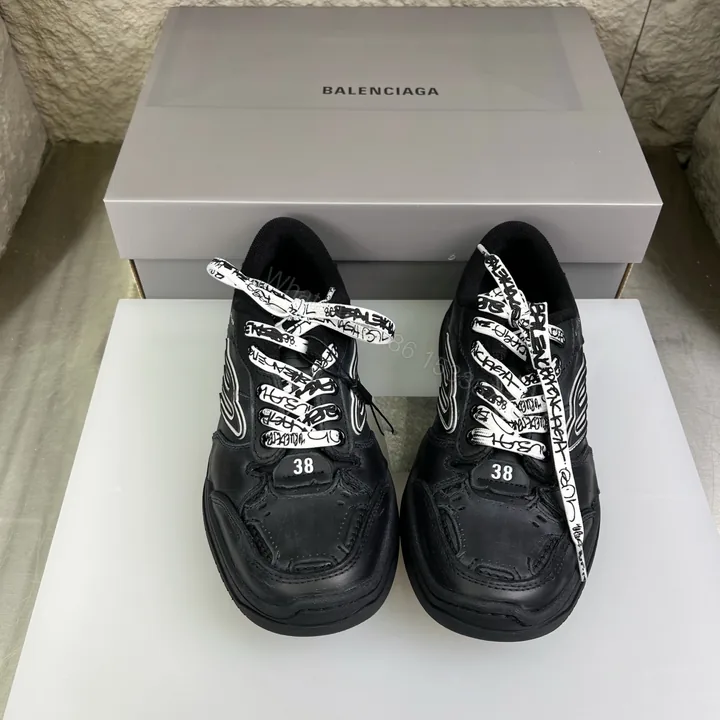 View 1 of Balenciaga 高仿黑色滑板鞋 男款街頭風格 字體塗鴉復刻設計