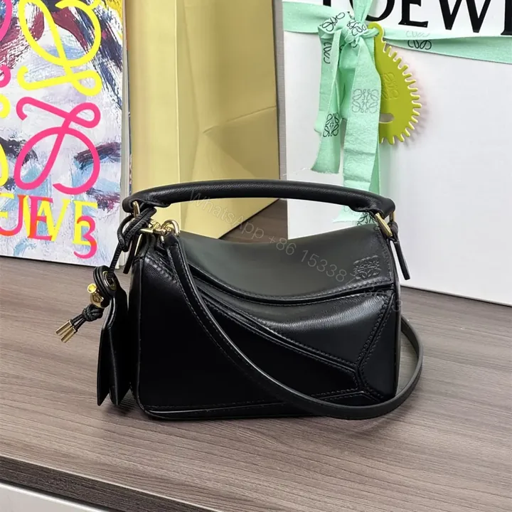 View 1 of 高仿Loewe*Puzzle系列3565小羊皮斜挎包黑色Mini免檢版