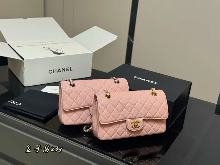 View 1 of CHANEL 精品仿製粉色魚子醬皮鏈條包 經典質感款