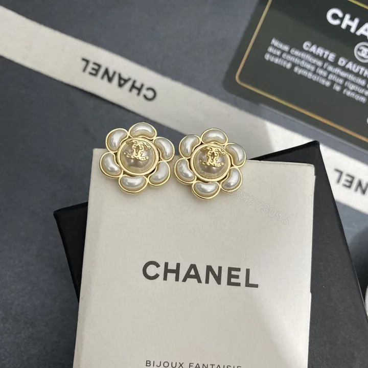 View 1 of CHANEL 高仿山茶花珍珠耳環|金邊立體雙C氣質花卉耳飾