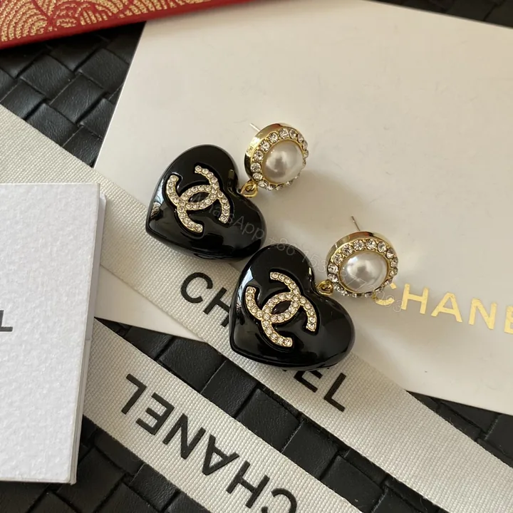 View 1 of Chanel 高仿雙C珍珠耳環 優雅簡約短針設計 百搭實穿款