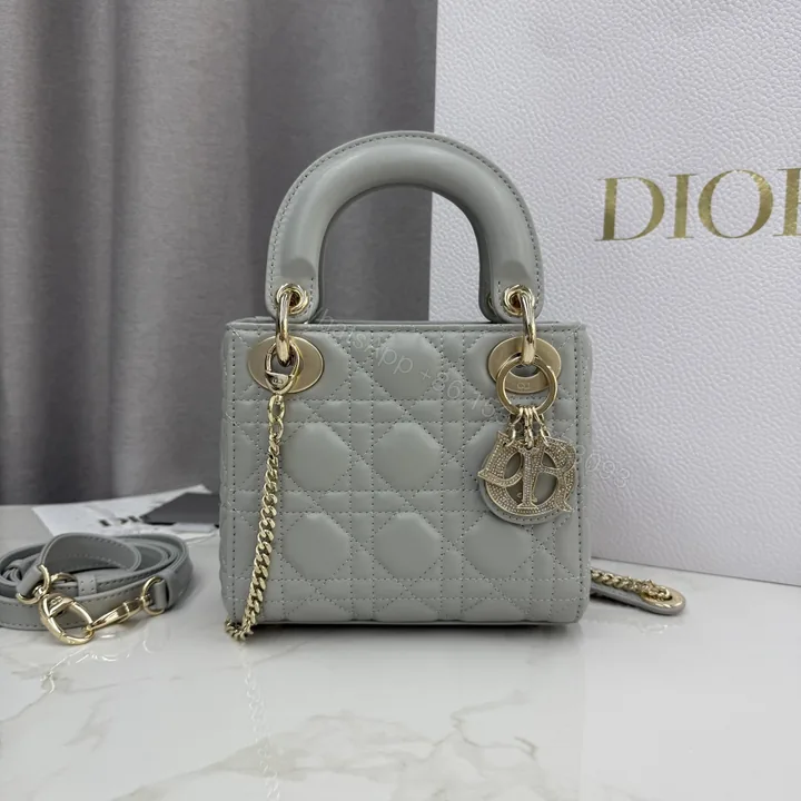 View 1 of Dior高仿迷你戴妃包女款 冷灰色金屬鍊帶百搭通勤推薦款
