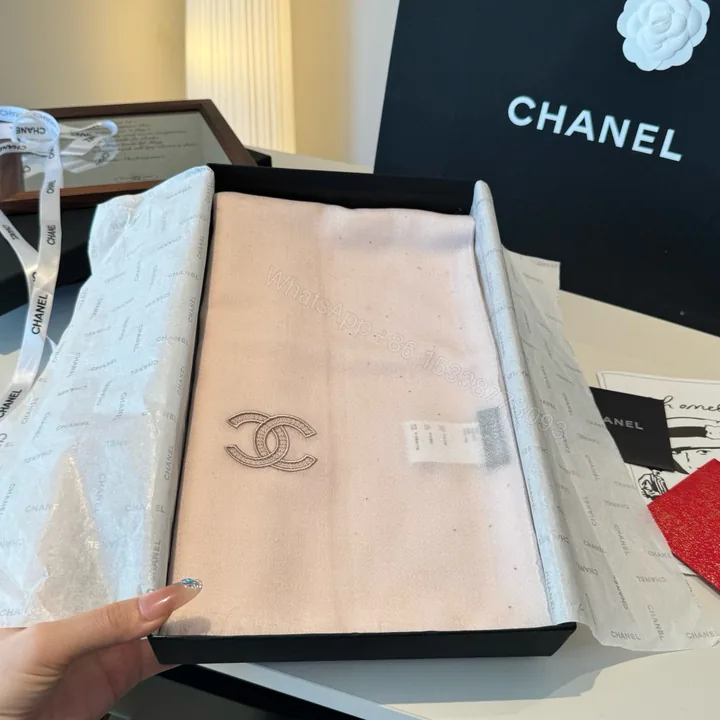 View 1 of Chanel 高仿雙C標誌絲巾 奶茶粉刺繡優雅風 柔光氣息時尚單品