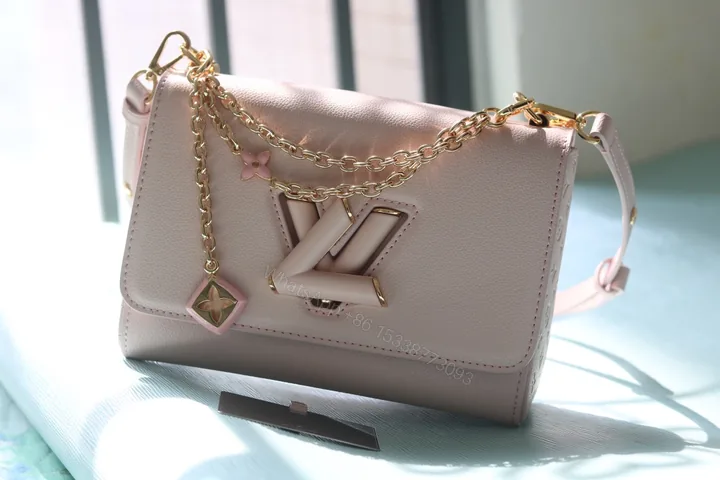View 1 of LV 一比一 粉色鏈條包 金屬掛飾優雅款