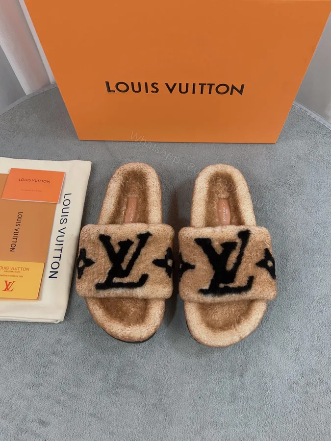 View 1 of LV 高仿毛絨拖鞋 卡其黑大LOGO百搭款