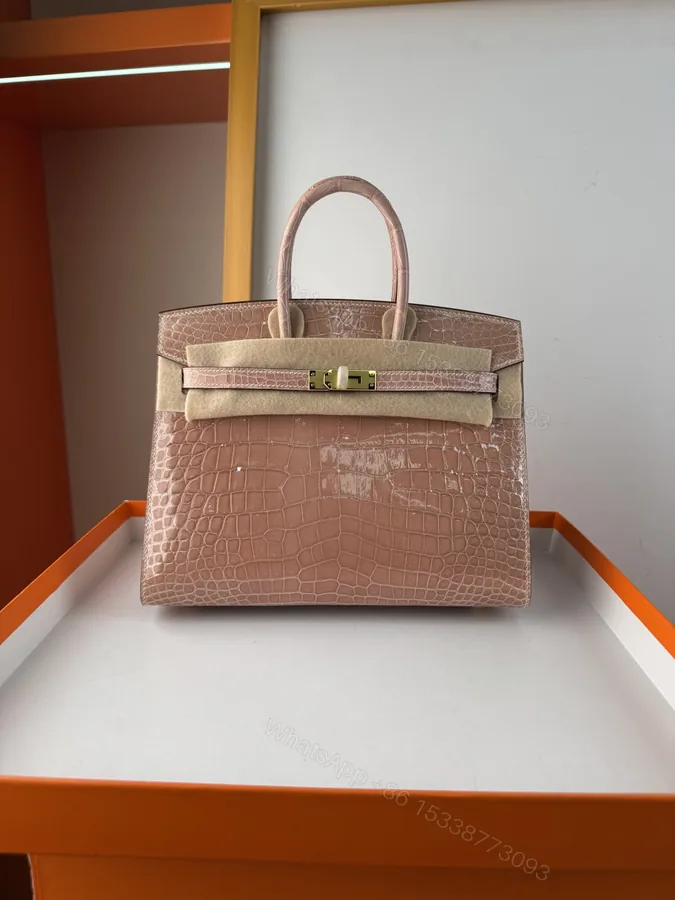 View 1 of Hermes 一比一 女款 Birkin 亮面鱷魚紋手提包 奢華高光質感款